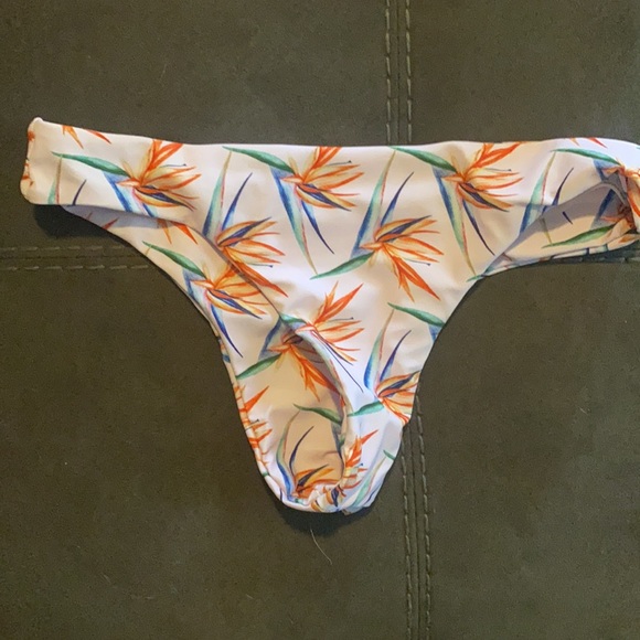 Bikini - Picture 3 of 3